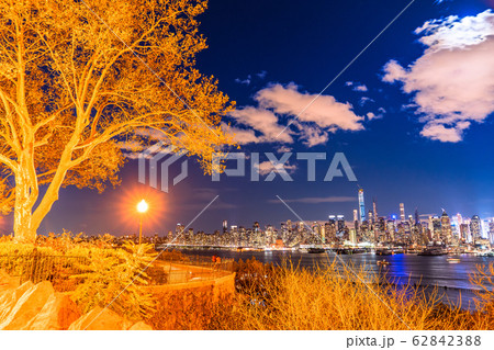 《ニューヨーク》マンハッタンの夜景・ハミルトンパークより 《ニューヨーク》マンハッタンの夜景・ハミルトンパークより 62842388