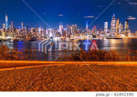《ニューヨーク》マンハッタンの夜景・ハミルトンパークより 62842390