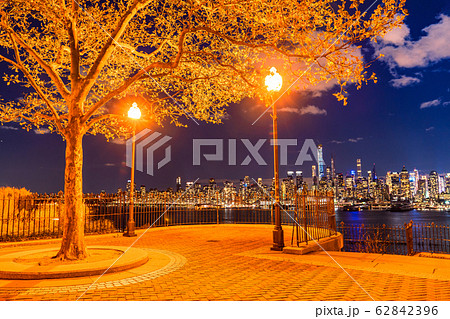 《ニューヨーク》マンハッタンの夜景・ハミルトンパークより 62842396