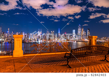 《ニューヨーク》マンハッタンの夜景・ハミルトンパークより 62842403