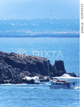 東尋坊を遊覧する観光船 福井県坂井市三国町安島の写真素材