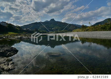 滔々と流れる清流仁淀川と平家伝説の横倉山の写真素材