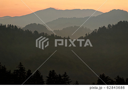 平ヶ岳・鷹ノ巣尾根の登りから見る夜明けの山並み 平ヶ岳・鷹ノ巣尾根の登りから見る夜明けの山並み 62843686