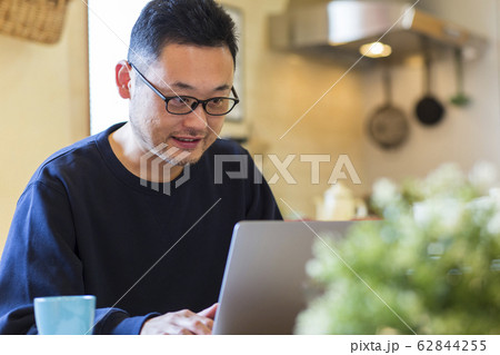 自宅でテレワークをする男性 自宅でテレワークをする男性 62844255