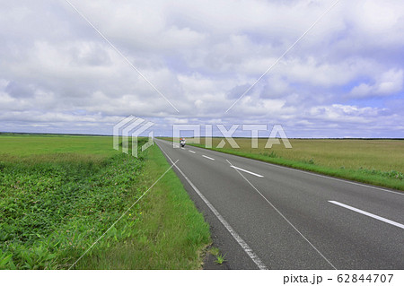 どこまでもまっすぐに続く道 北海道エサヌカ線 どこまでもまっすぐに続く道 北海道エサヌカ線 62844707