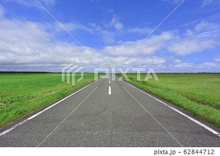 どこまでもまっすぐに続く道　北海道エサヌカ線 62844712