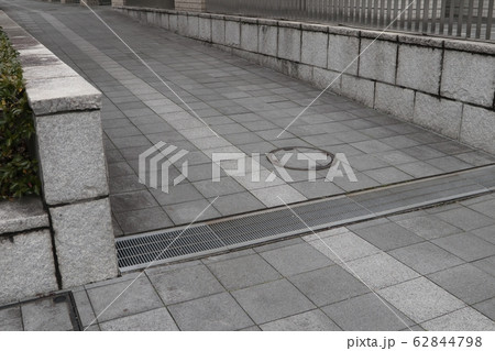 バリアフリーの通路 62844798