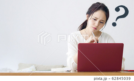 悩む女性 62845039