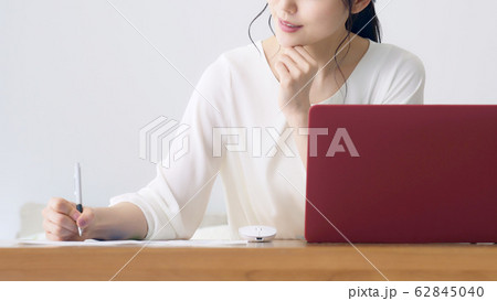 メモを取る女性 メモを取る女性 62845040