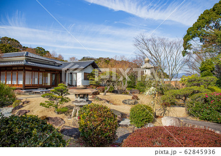 離宮の庭 神戸須磨離宮公園の日本庭園の梅の写真素材 [62845936] - PIXTA
