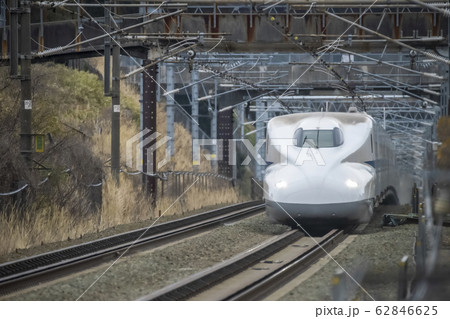 丘陵を駆け上がる東海道新幹線N700系 62846625