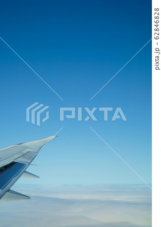 飛行機の窓から 62846828