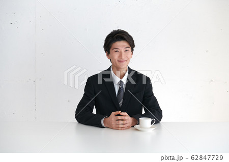 本題の前に自己紹介や世間話をするビジネスマン 62847729