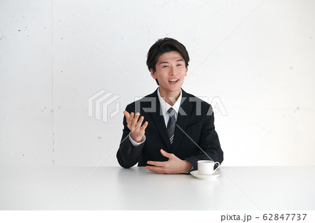 本題の前に自己紹介や世間話をするビジネスマン 62847737