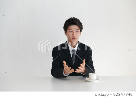本題の前に自己紹介や世間話をするビジネスマン 62847746
