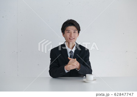 本題の前に自己紹介や世間話をするビジネスマン 62847747