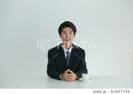 本題の前に自己紹介や世間話をするビジネスマン 62847749