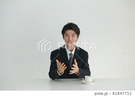 本題の前に自己紹介や世間話をするビジネスマン 62847752