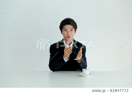 本題の前に自己紹介や世間話をするビジネスマン 本題の前に自己紹介や世間話をするビジネスマン 62847772