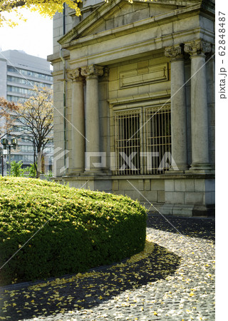 イチョウの落葉と日本銀行大阪支店旧館の風景 62848487