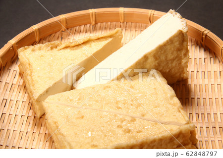 ザルの上の厚揚げ ザルの上の厚揚げ 62848797