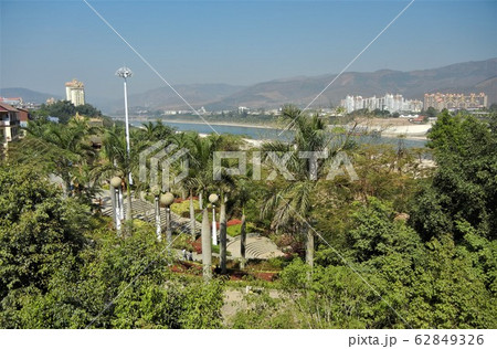 中国雲南省景洪市とメコン川 62849326