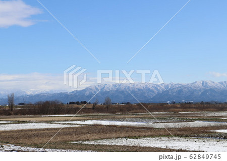 雪山と田園風景と青空 雪山と田園風景と青空 62849745