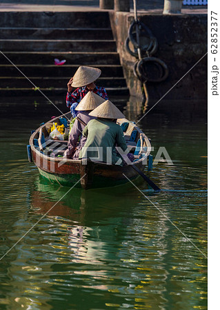 ベトナムの日笠を被るボートの乗客 ベトナムの日笠を被るボートの乗客 62852377