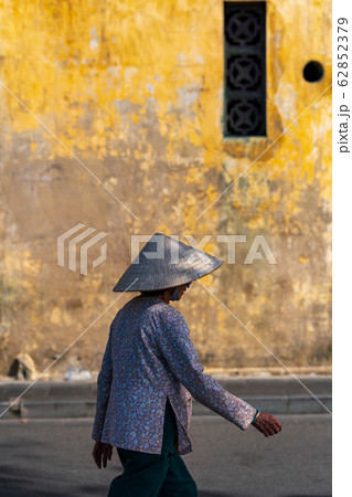 ベトナムの日笠、ノンラーを被るベトナム人 ベトナムの日笠、ノンラーを被るベトナム人 62852379