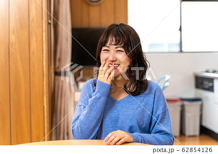 くつろぐ若い主婦 くつろぐ若い主婦 62854126