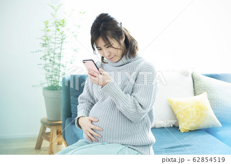 妊婦・スマートフォン 妊婦・スマートフォン 62854519