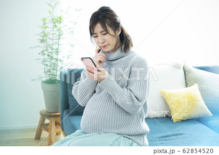 妊婦・スマートフォン 62854520
