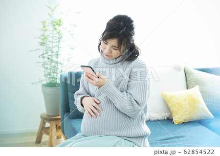 妊婦・スマートフォン 62854522