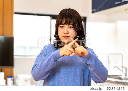 ダメサインの若い主婦 ダメサインの若い主婦 62854846