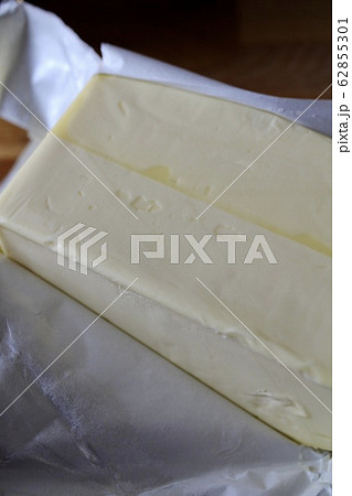 包み紙を剥がした業務用バター 62855301
