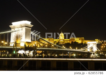 ブダペスト セーチェニのくさり橋と王宮 ブダペスト セーチェニのくさり橋と王宮 62855786
