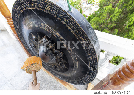 タイの寺院ワット・ホントーンの銅鑼 62857134