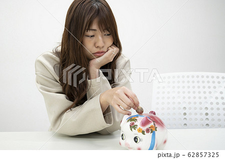 貯金する若い女性 貯金する若い女性 62857325