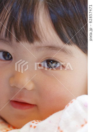 抱っこされて嬉しそうな女の子 抱っこされて嬉しそうな女の子 62857471