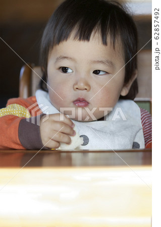 ご飯を食べる赤ちゃん ご飯を食べる赤ちゃん 62857492