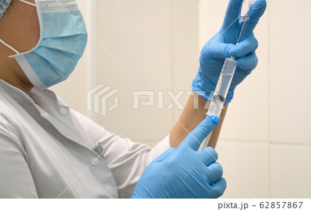Doctor prepares a syringe Doctor prepares a syringe 62857867