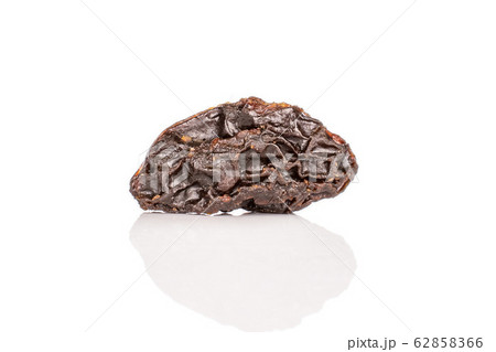 Dried dark raisin isolated on white 62858366
