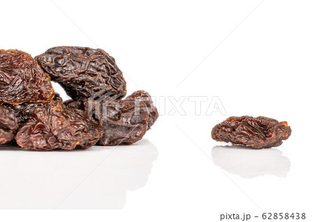 Dried dark raisin isolated on white 62858438