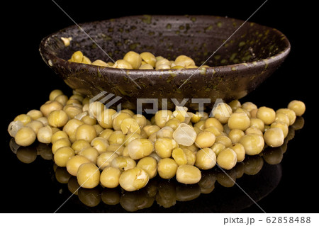 Canned pea isolated on black glass Canned pea isolated on black glass 62858488