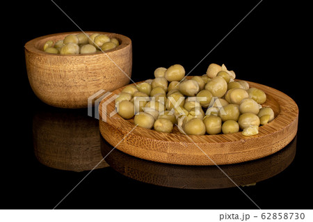 Canned pea isolated on black glass 62858730