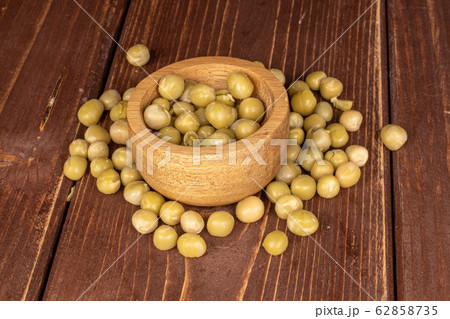 Canned pea on brown wood Canned pea on brown wood 62858735