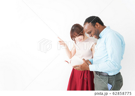 外国人観光客の道案内をする若い女性 外国人観光客の道案内をする若い女性 62858775
