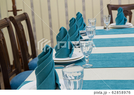 served table in the restaurant 62858976