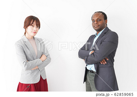 腕を組む2人のビジネスパーソン 62859065