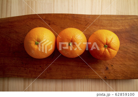 木皿の3つのオレンジ three oranges on a wooden plate 木皿の3つのオレンジ three oranges on a wooden plate 62859100